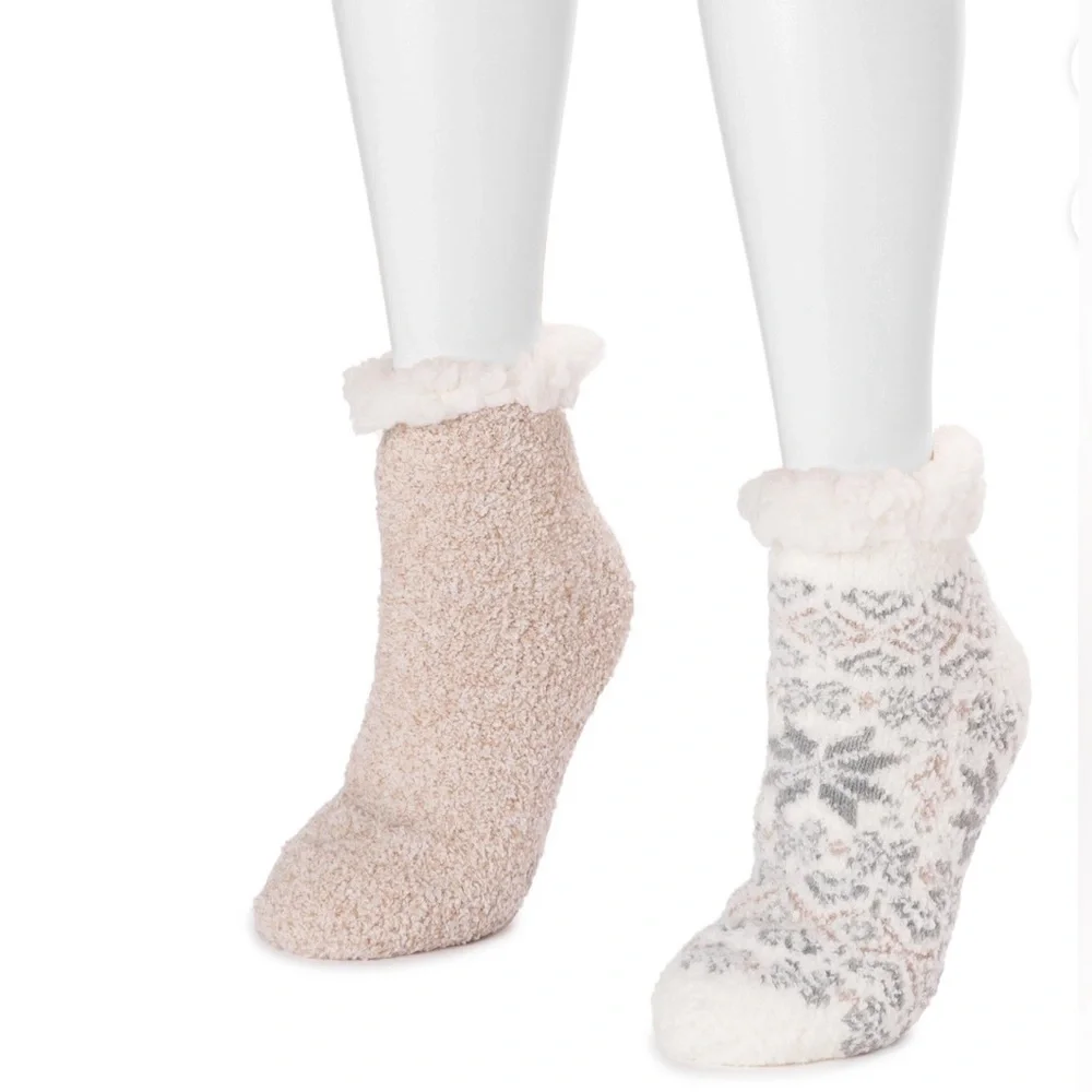 MUK LUKS 2pairs warm & cozy faux fur cream & gray‎ Ankle Height Cable knit socks